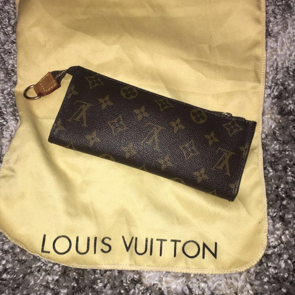LOUIS VUITTON CLUTCH
